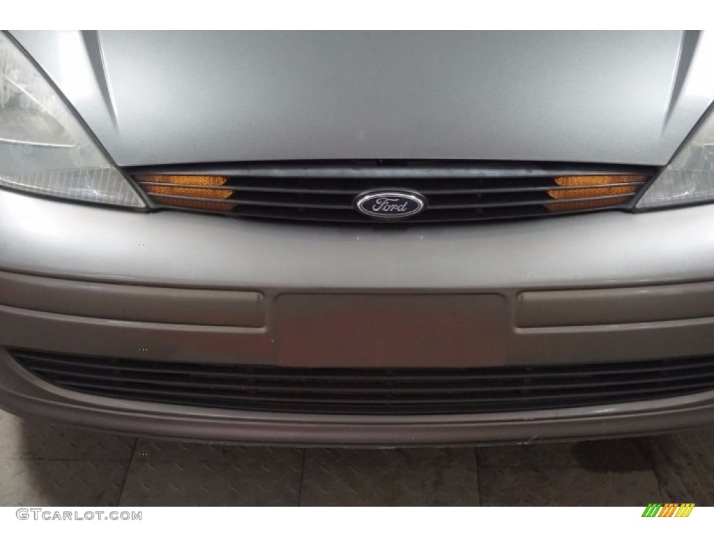 2003 Focus SE Sedan - Liquid Grey Metallic / Medium Graphite photo #44