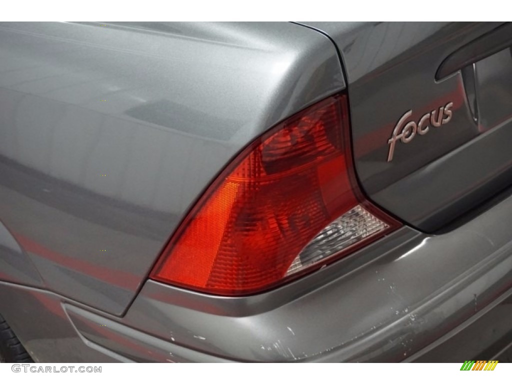 2003 Focus SE Sedan - Liquid Grey Metallic / Medium Graphite photo #59