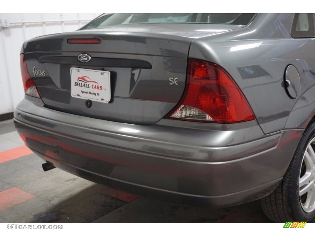 2003 Focus SE Sedan - Liquid Grey Metallic / Medium Graphite photo #61