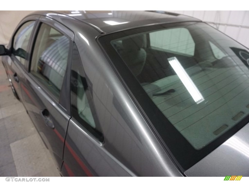 2003 Focus SE Sedan - Liquid Grey Metallic / Medium Graphite photo #81