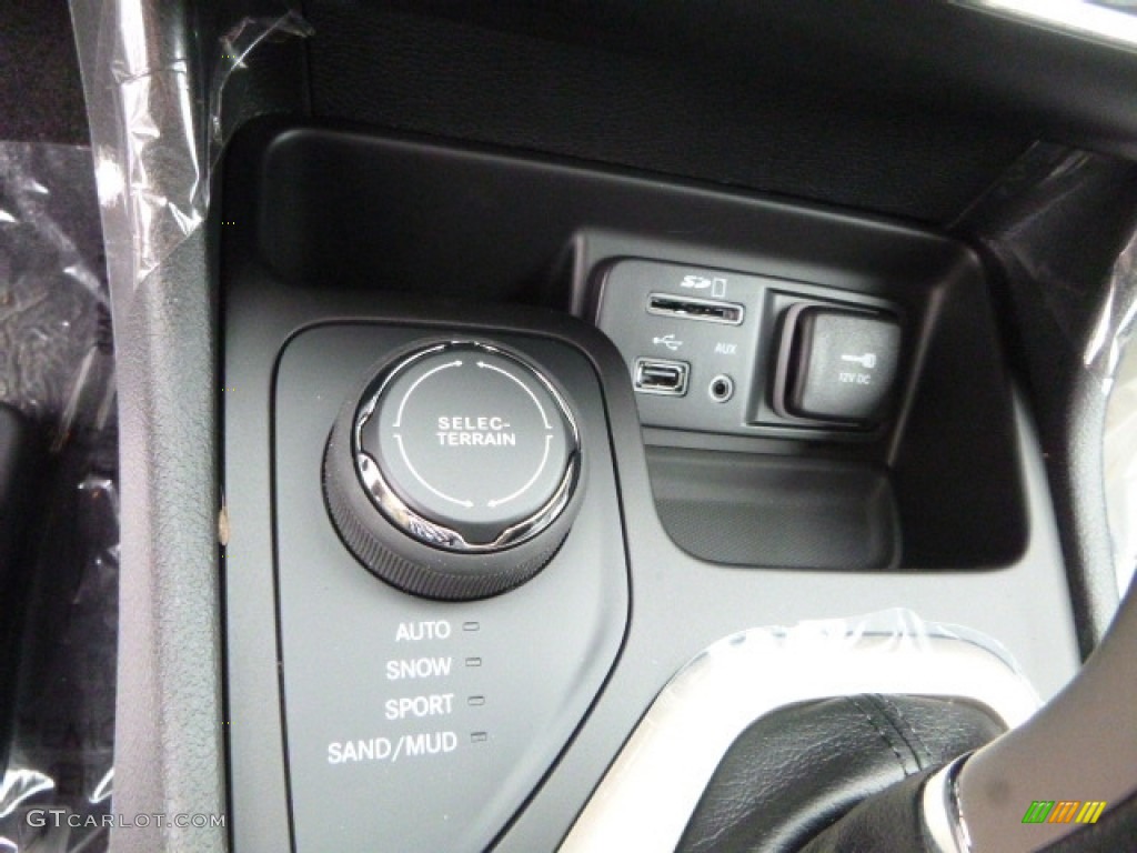 2017 Jeep Cherokee 75th Anniversary Edition 4x4 Controls Photo #115111887