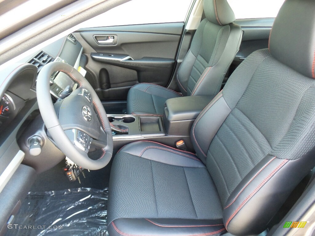 2017 Toyota Camry SE Front Seat Photo #115138784