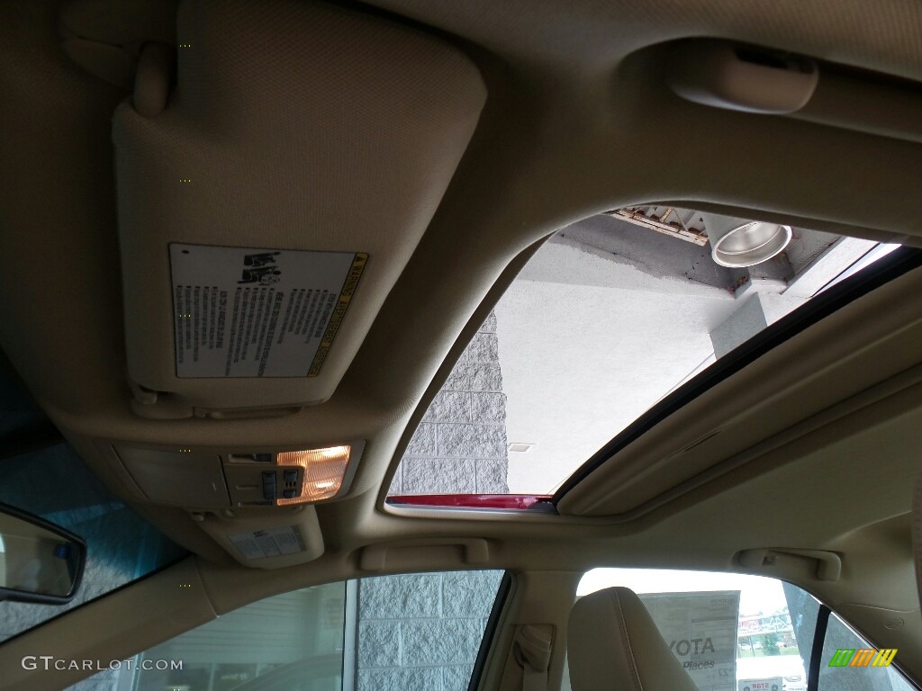 2017 Toyota Camry XLE Sunroof Photos