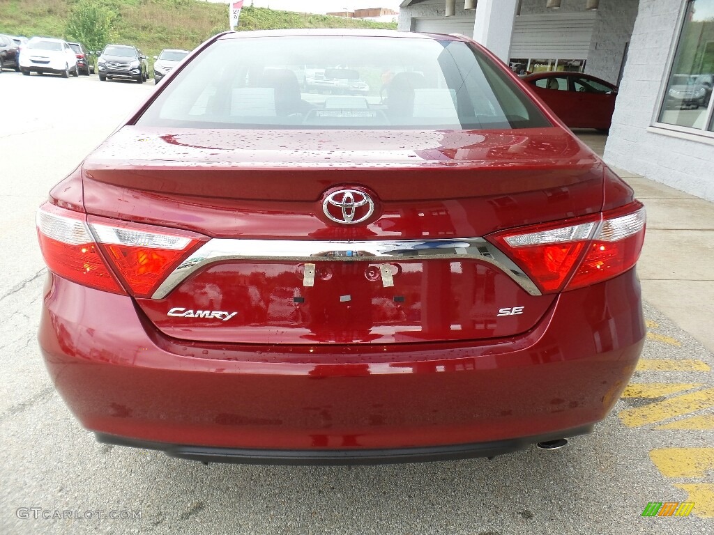 2017 Toyota Camry SE Marks and Logos Photos