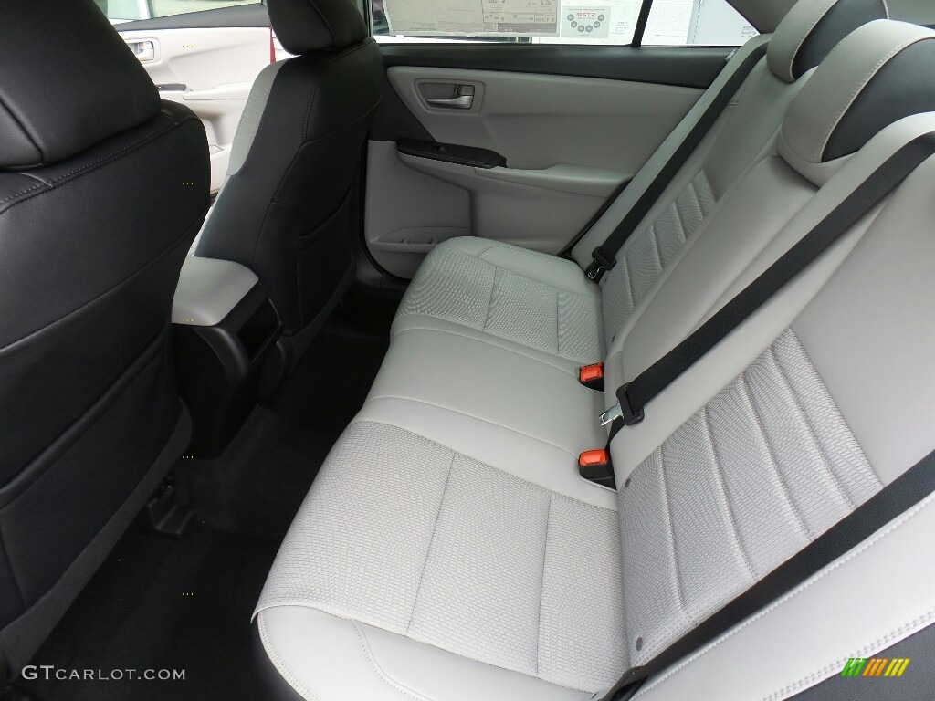 2017 Toyota Camry SE Rear Seat Photo #115147323