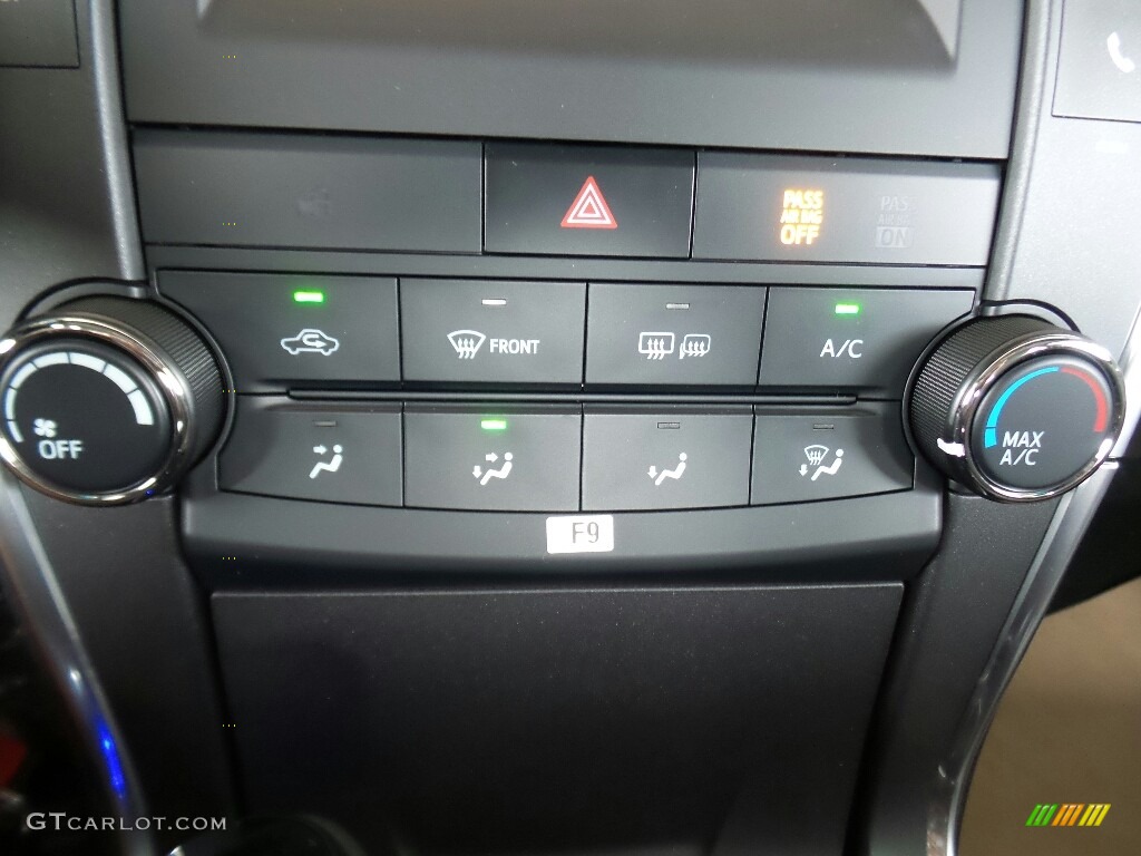 2017 Toyota Camry SE Controls Photo #115147685