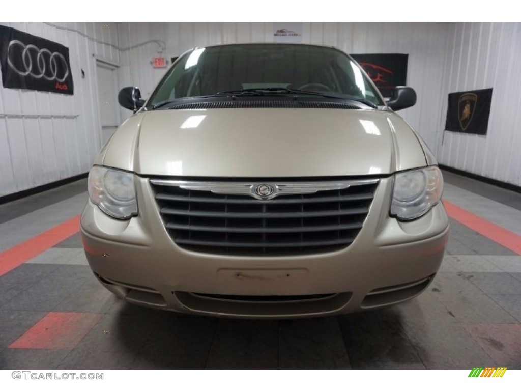 2006 Town & Country Touring - Linen Gold Metallic / Dark Khaki/Light Graystone photo #4