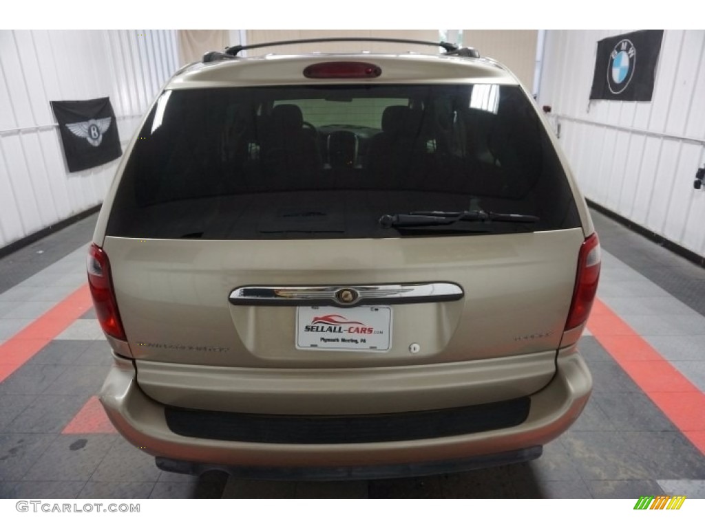 2006 Town & Country Touring - Linen Gold Metallic / Dark Khaki/Light Graystone photo #9