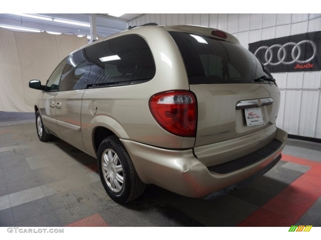 2006 Town & Country Touring - Linen Gold Metallic / Dark Khaki/Light Graystone photo #10