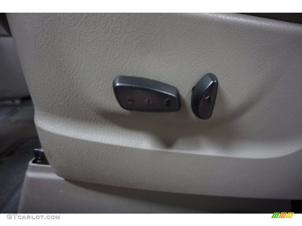 2006 Town & Country Touring - Linen Gold Metallic / Dark Khaki/Light Graystone photo #26