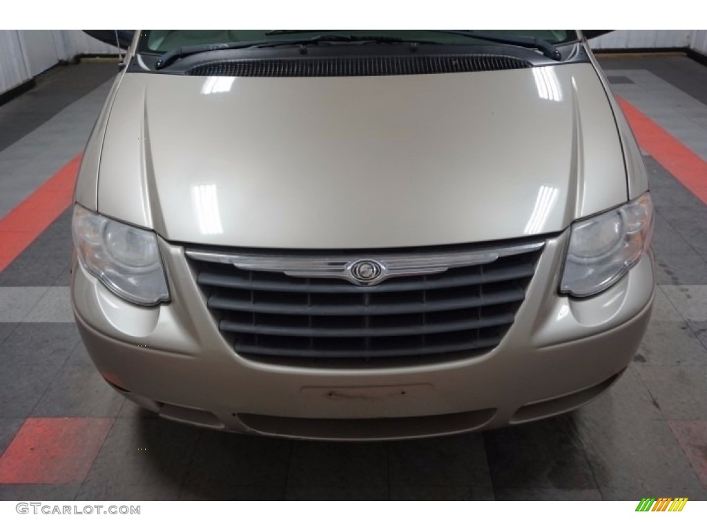 2006 Town & Country Touring - Linen Gold Metallic / Dark Khaki/Light Graystone photo #52