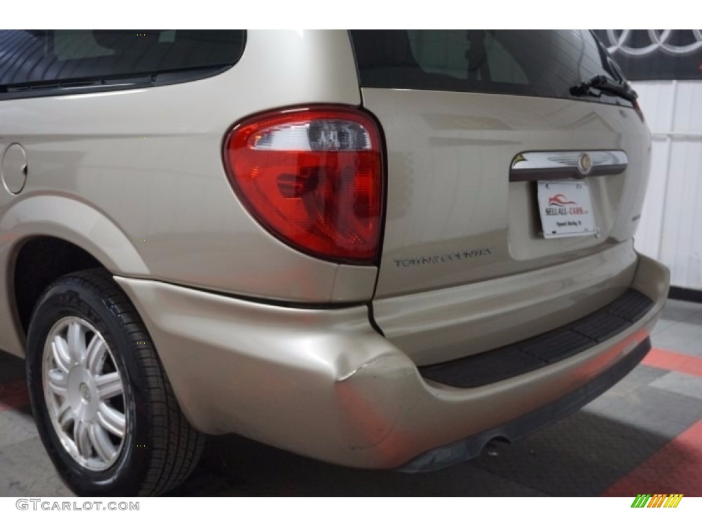 2006 Town & Country Touring - Linen Gold Metallic / Dark Khaki/Light Graystone photo #65