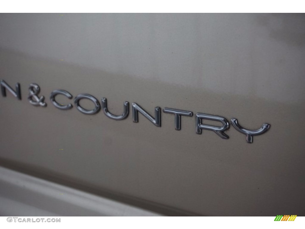 2006 Town & Country Touring - Linen Gold Metallic / Dark Khaki/Light Graystone photo #90