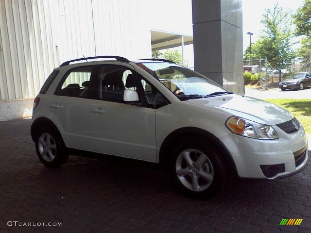 2008 SX4 Crossover - White Water Pearl / Black photo #4