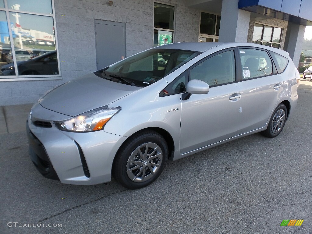 2017 Prius v Two - Classic Silver Metallic / Black photo #5