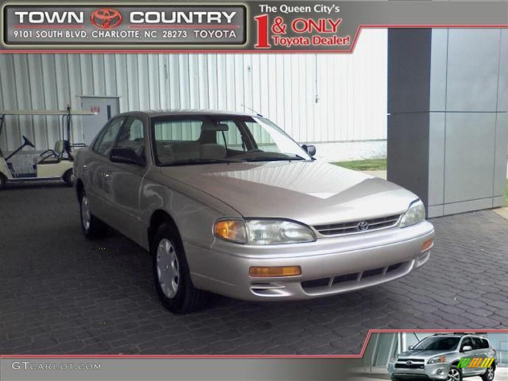 1995 Camry DX Sedan - Cashmere Beige Metallic / Beige photo #1