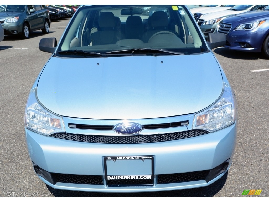 2009 Focus SE Sedan - Light Ice Blue Metallic / Medium Stone photo #2