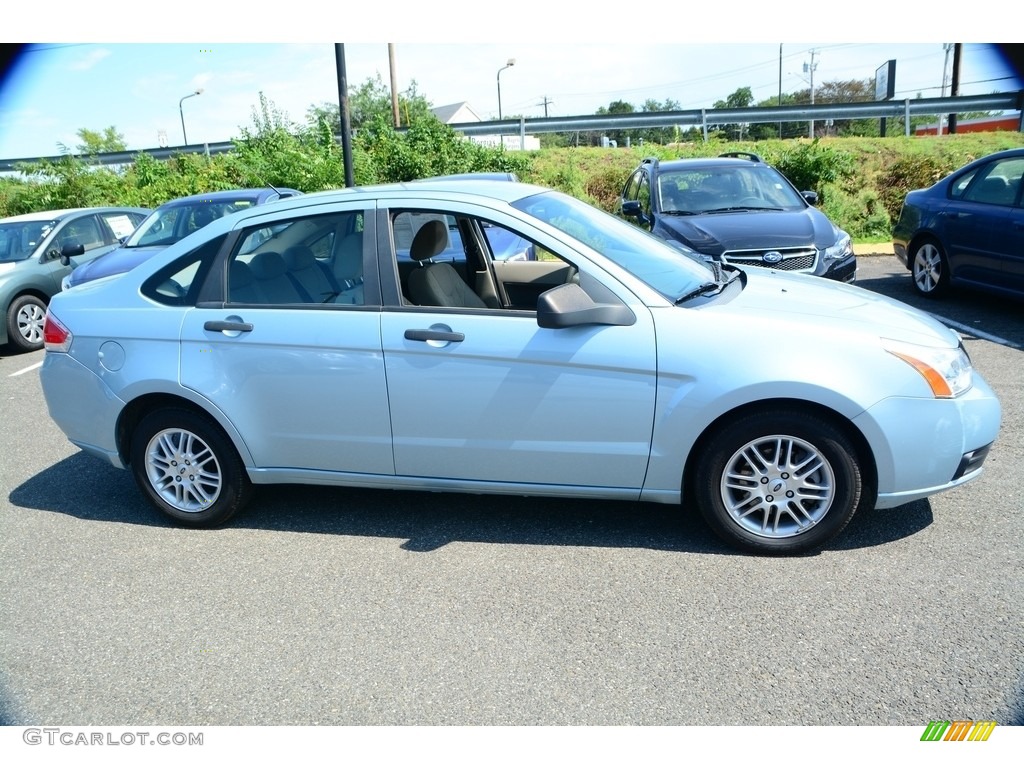 2009 Focus SE Sedan - Light Ice Blue Metallic / Medium Stone photo #4