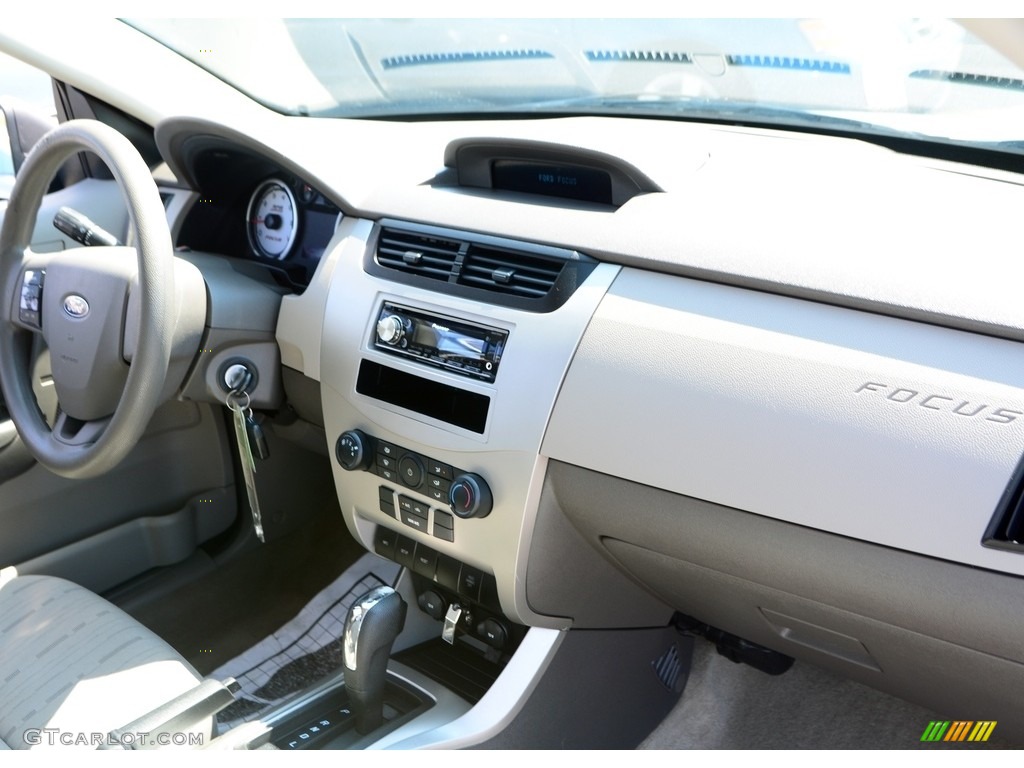 2009 Focus SE Sedan - Light Ice Blue Metallic / Medium Stone photo #5
