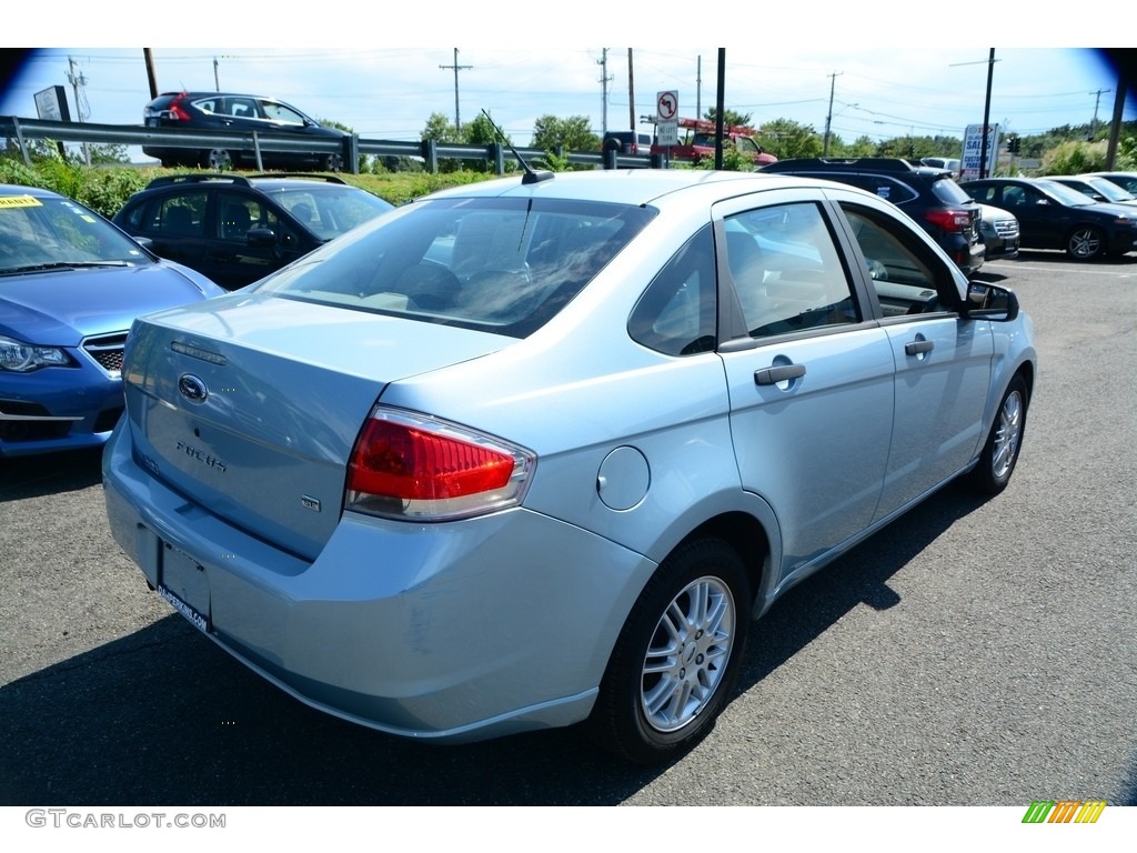 2009 Focus SE Sedan - Light Ice Blue Metallic / Medium Stone photo #6