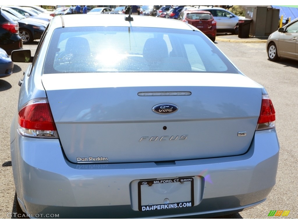 2009 Focus SE Sedan - Light Ice Blue Metallic / Medium Stone photo #7