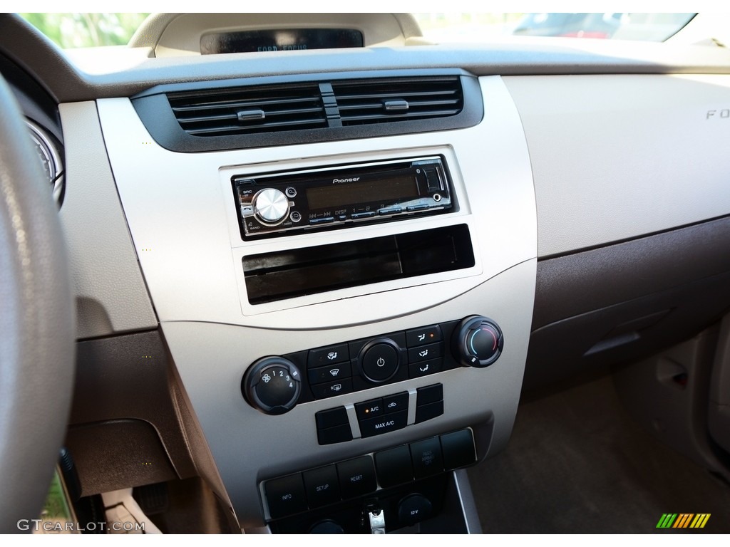 2009 Focus SE Sedan - Light Ice Blue Metallic / Medium Stone photo #8