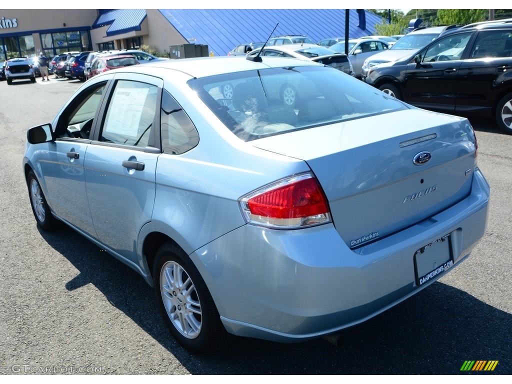 2009 Focus SE Sedan - Light Ice Blue Metallic / Medium Stone photo #9