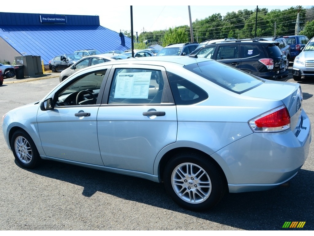 2009 Focus SE Sedan - Light Ice Blue Metallic / Medium Stone photo #10