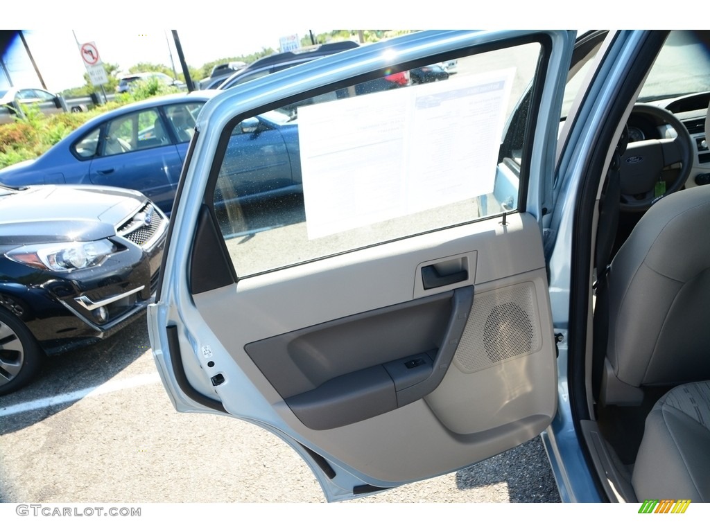 2009 Focus SE Sedan - Light Ice Blue Metallic / Medium Stone photo #14