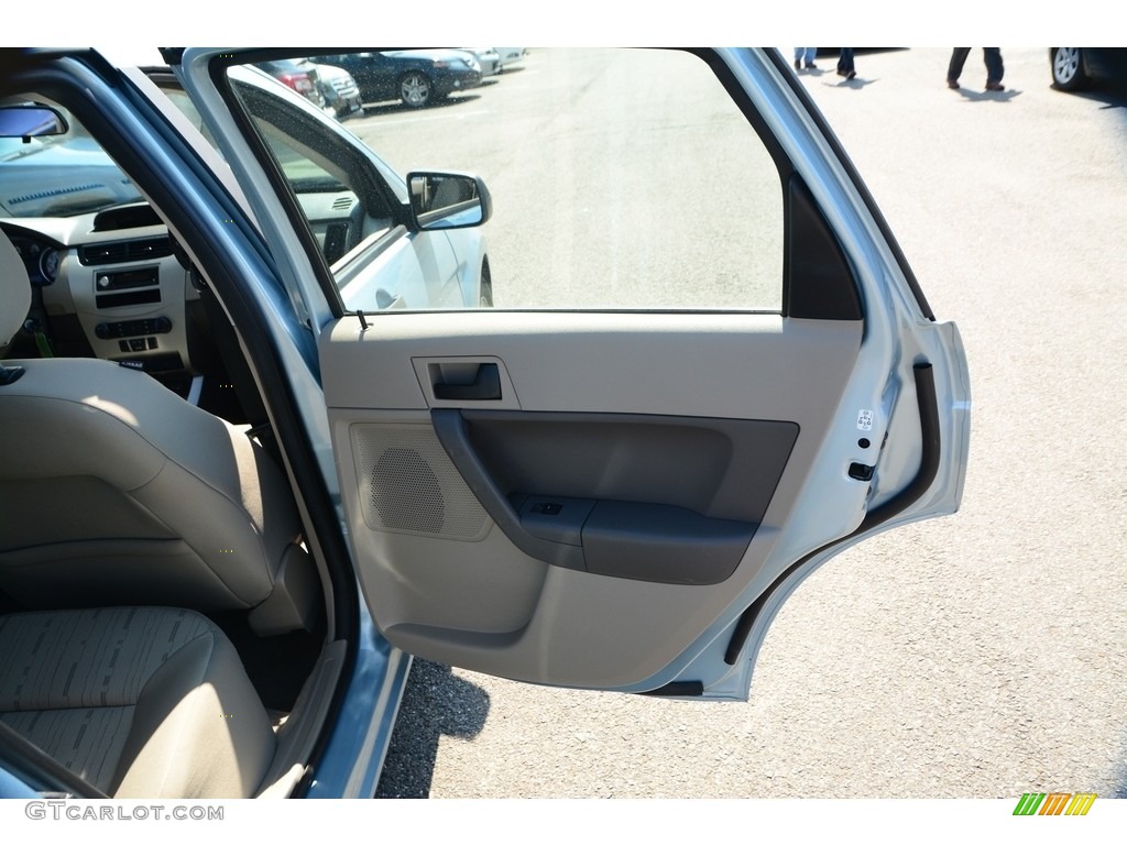 2009 Focus SE Sedan - Light Ice Blue Metallic / Medium Stone photo #15