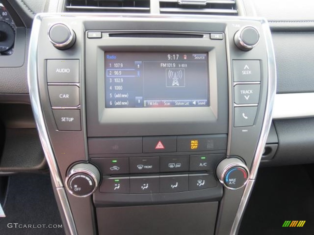 2017 Toyota Camry SE XSP Series Controls Photo #115208562