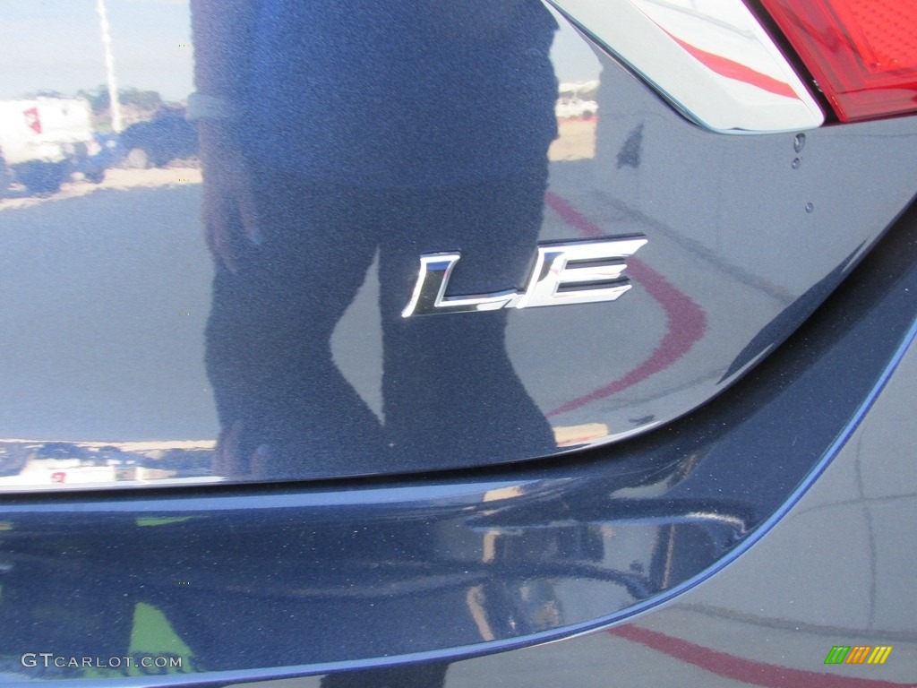 2017 Toyota Camry LE Marks and Logos Photos