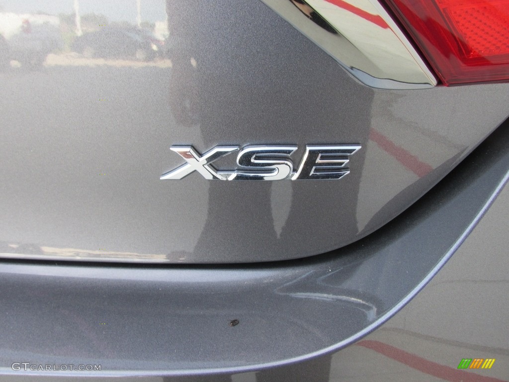 2017 Toyota Camry XSE Marks and Logos Photos
