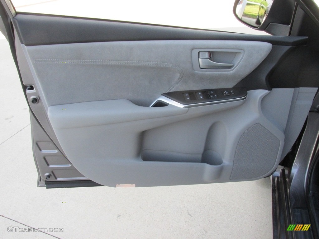 2017 Toyota Camry XSE Door Panel Photos