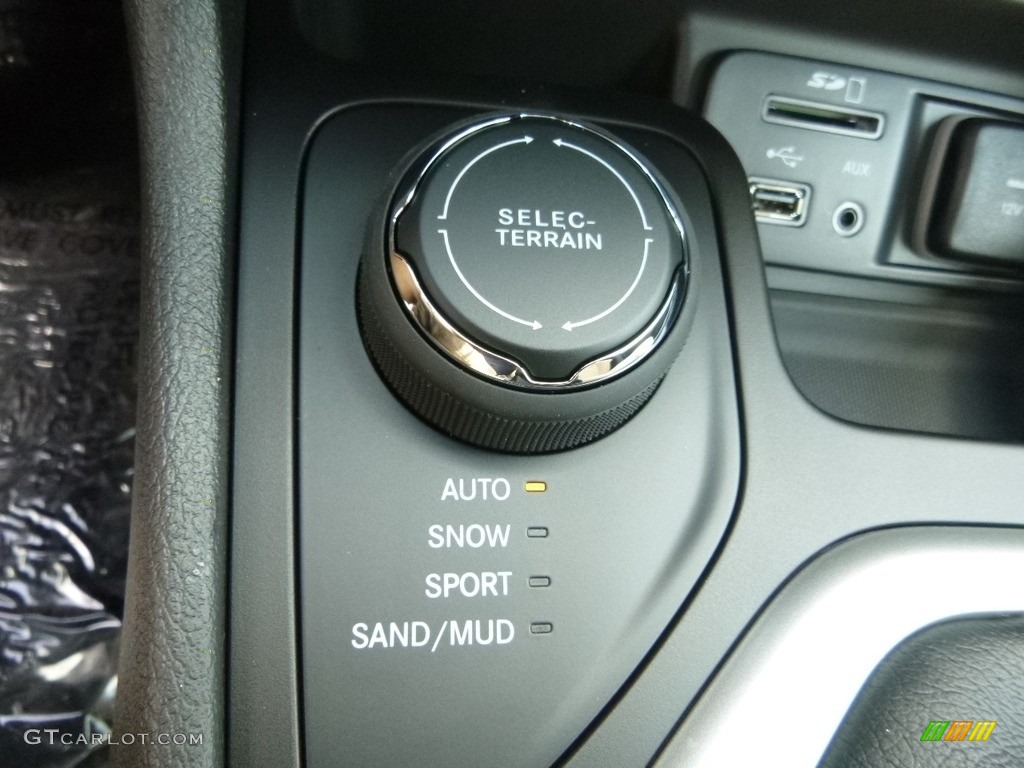 2017 Jeep Cherokee Limited 4x4 Controls Photo #115281514
