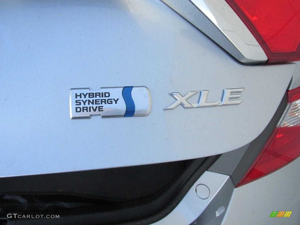 2017 Toyota Camry Hybrid XLE Marks and Logos Photos