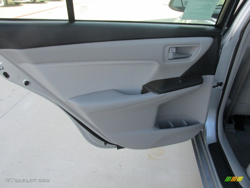 2017 Toyota Camry Hybrid XLE Ash Door Panel Photo #115282585