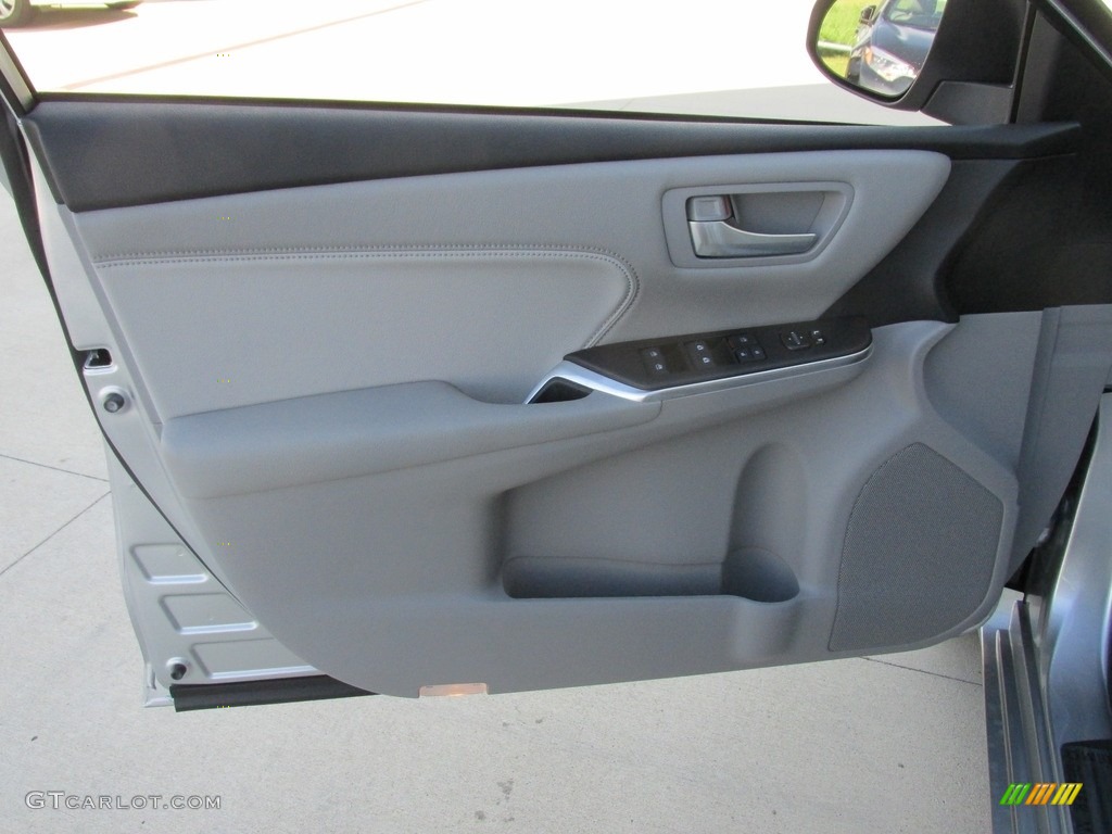 2017 Toyota Camry Hybrid XLE Ash Door Panel Photo #115282636