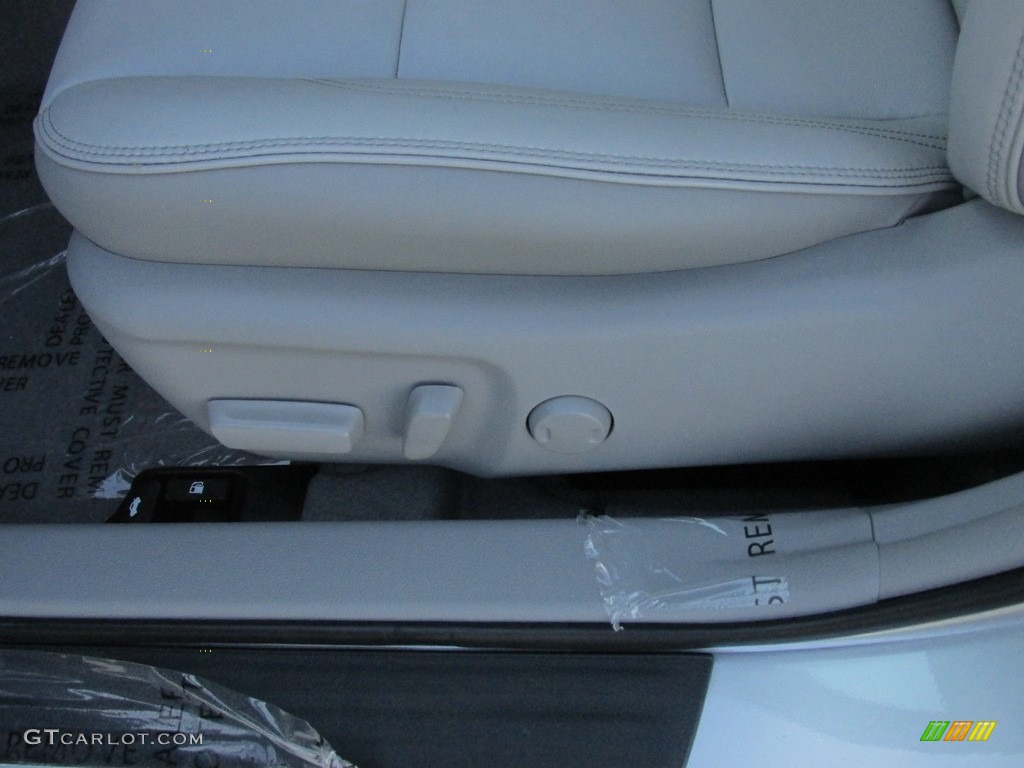 2017 Toyota Camry Hybrid XLE Controls Photo #115282708