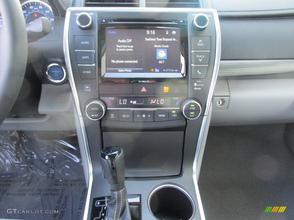 2017 Toyota Camry Hybrid XLE Controls Photo #115282756