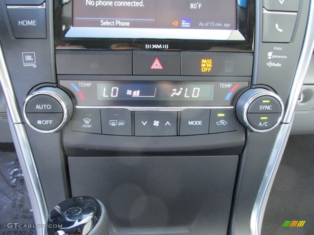 2017 Toyota Camry Hybrid XLE Controls Photo #115282810