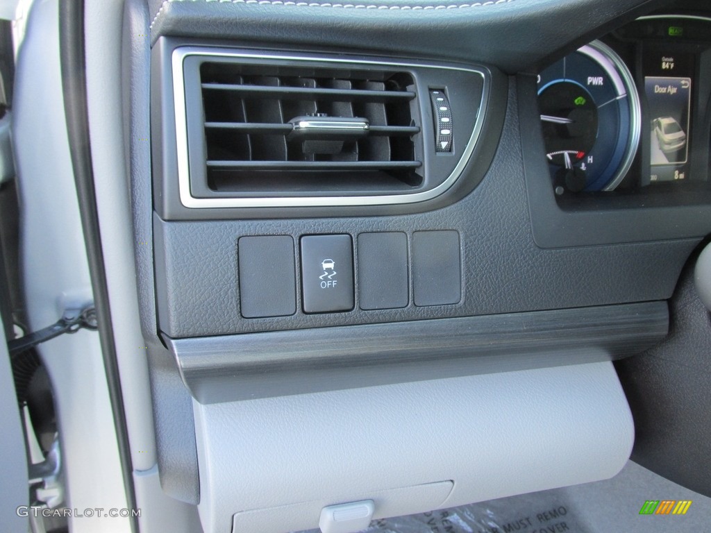 2017 Toyota Camry Hybrid XLE Controls Photo #115282954