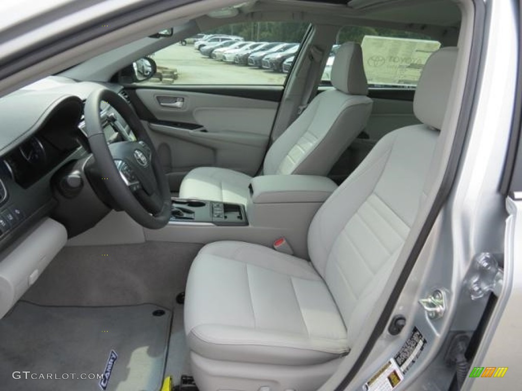 2017 Toyota Camry Hybrid XLE Front Seat Photos