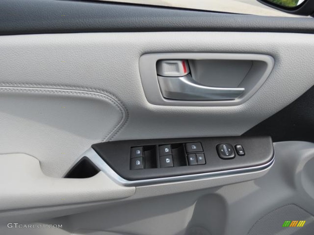 2017 Toyota Camry Hybrid XLE Controls Photo #115287430