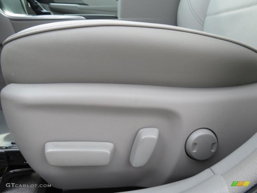 2017 Toyota Camry Hybrid XLE Controls Photo #115287445