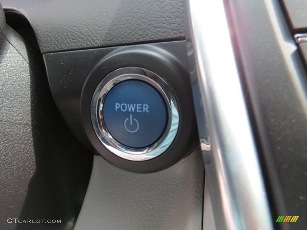 2017 Toyota Camry Hybrid XLE Controls Photo #115287595