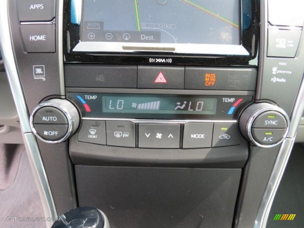 2017 Toyota Camry Hybrid XLE Controls Photo #115287634