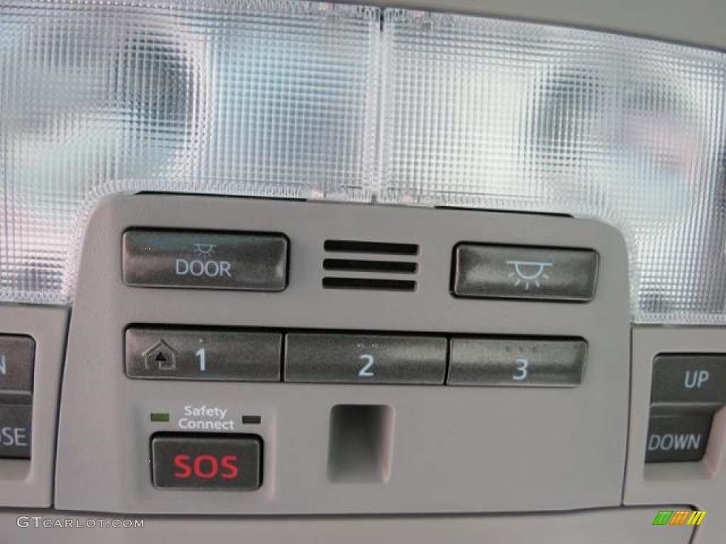 2017 Toyota Camry Hybrid XLE Controls Photo #115287730