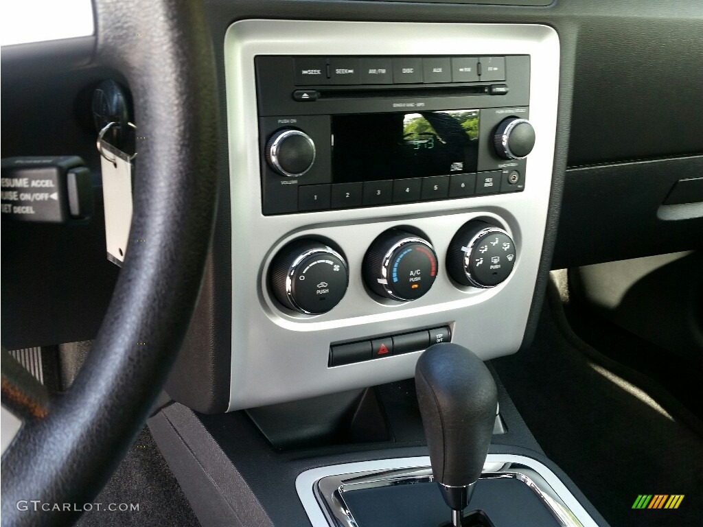 2010 Challenger SE - Bright Silver Metallic / Dark Slate Gray photo #18