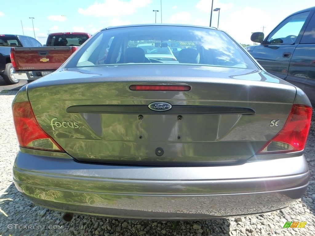 2003 Focus SE Sedan - Liquid Grey Metallic / Medium Graphite photo #3